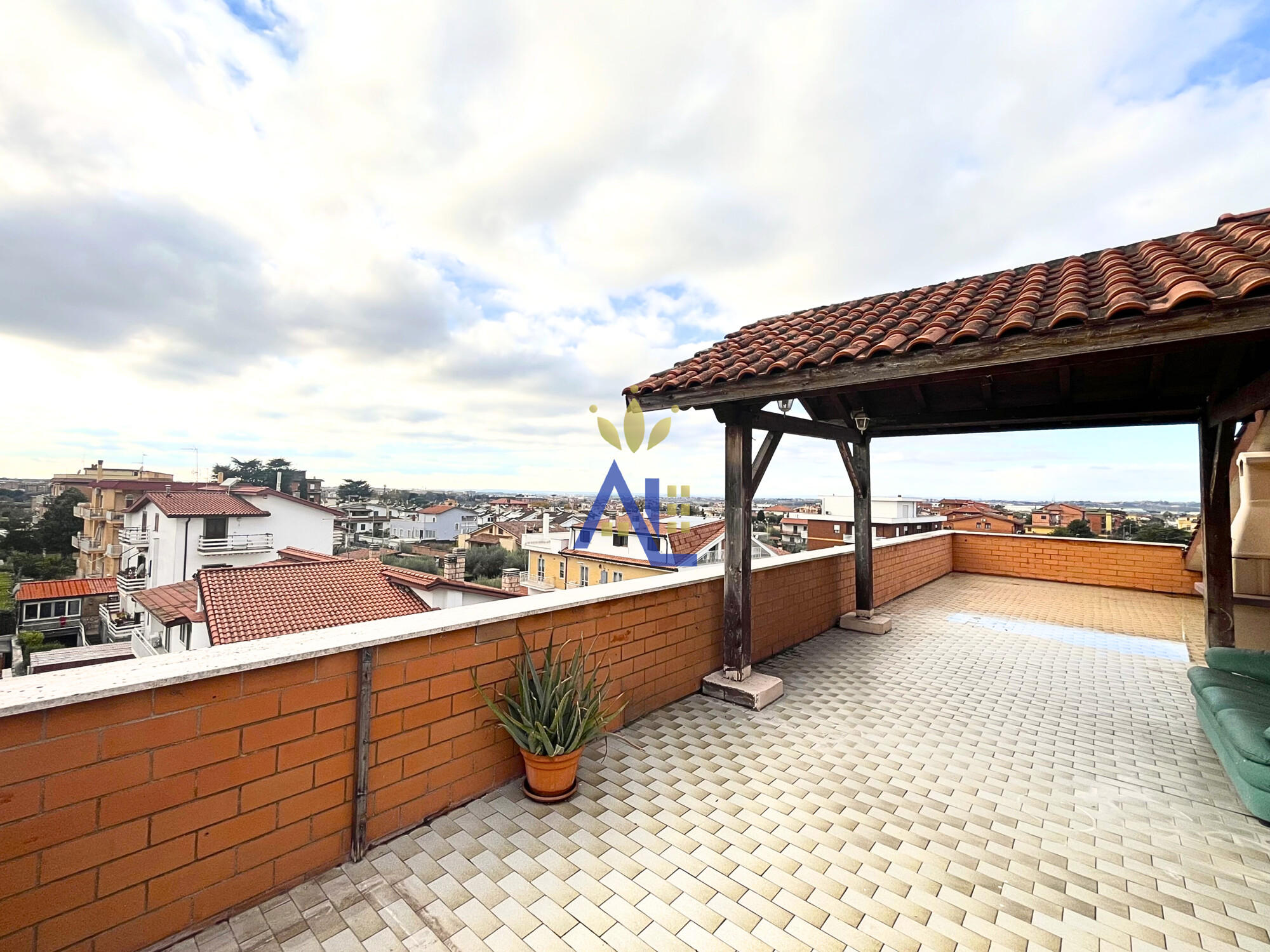 ATTICO MANSARDATO CON AMPIO TERRAZZO PANORAMICO – CASTELVERDE