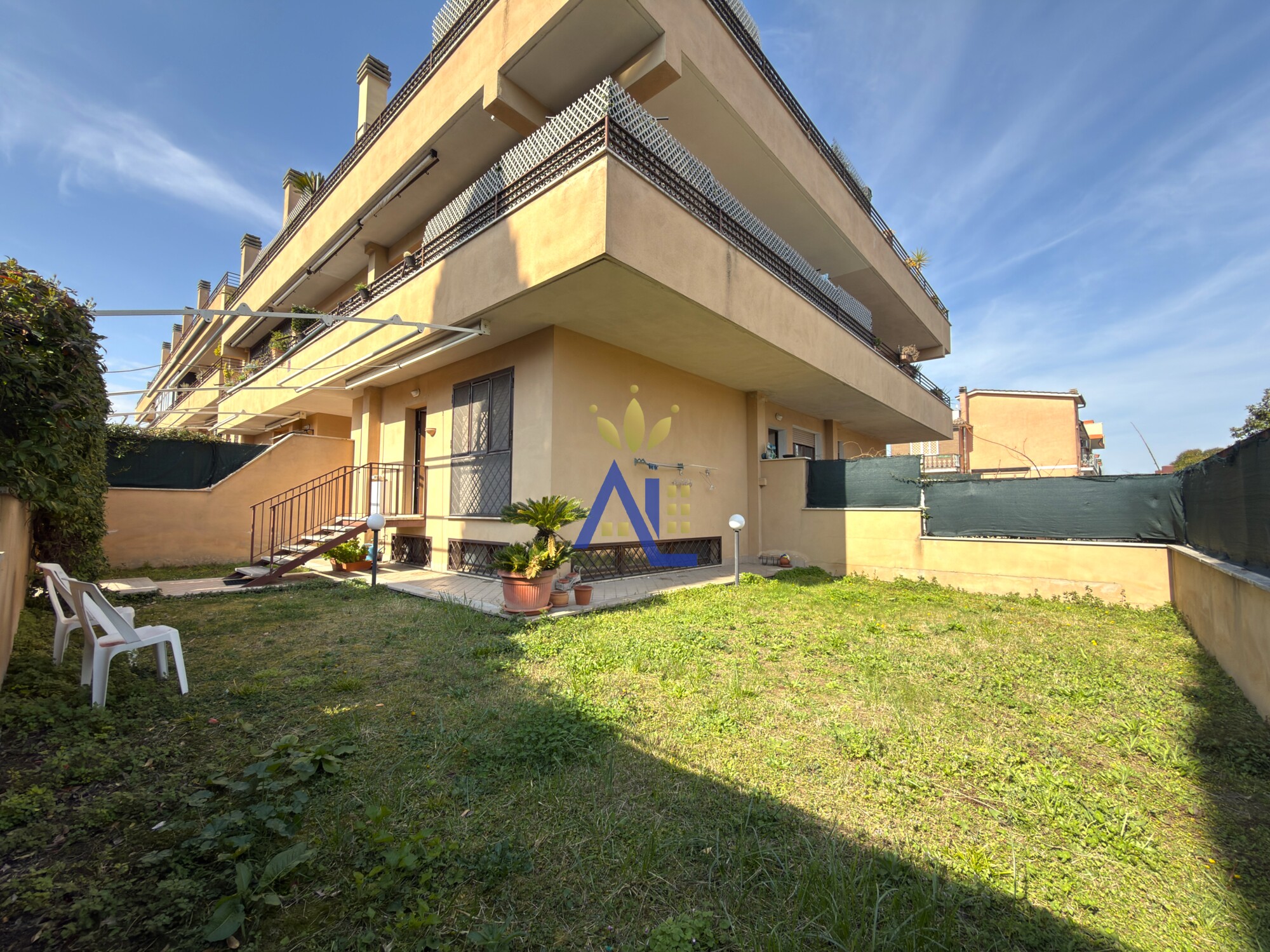 BORGHESIANA/VERMICINO: Via Giarre – Bilivello con giardino angolare privato